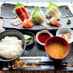 光る海 - 刺身定食