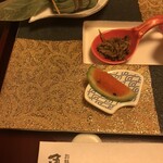 角さん - 前菜：笹寿司(小肌の握り)、ちりめん山椒、スイカ(めんたいこ)