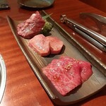 よろにく - 奥からハラミ、タン、？