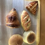 ベーカリー&レストラン 沢村 - クロワッサン、ミードパイ、野菜カレーパン、クリームパン、ウインナーのパン