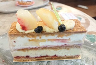 La Saison de Francaise - 白桃ミルフィーユ(土日祝限定):サイズはかなり大きい、桃は味が薄く甘さも弱くしっかり目のパイの味とカスタードクリームなどに負けておいしいと思わず