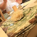 鮨　いの - 薄く切って叩いたもの。赤酢のシャリで。