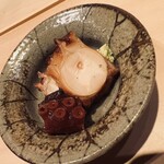 鮨　いの - 揉んだり叩いたりせず火入れだけで柔らかく。揉んだり叩いたりすると繊維が見えなくなるそう。