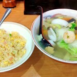 Ryuuka - 海鮮ラーメン￥880＆小盛チャーハン￥400