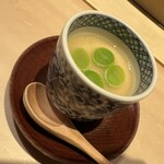 鮨　いの - 落ちる前にもぎった新緑の銀杏。