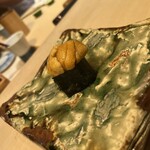 鮨　いの - ウニは刺身より温かいシャリの上に載ってる方が甘さを感じて好みだった。甘くて美味しい。