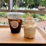 CAFE 文欒 - エスプレッソアメリカーノ（367円）と杜の絹ソフトクリーム（346円）