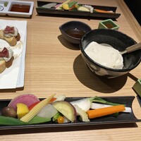 飛騨牛一頭家 馬喰一代 名古屋WEST - ブルスケッタ、野菜スティック、自家製豆腐