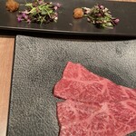 焼肉うしごろ - ポン酢で食べる和牛です。香草も美味。