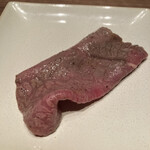 焼肉うしごろ - 赤身肉です。塩ダレの味が強く、ワサビでさっぱりいただけます。