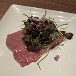 焼肉うしごろ - 香草がお肉の脂とバランスを取って、サッパリいただけます。