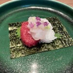 焼肉うしごろ - 白エビと和牛の巻き寿司。生肉がトロのようで、白エビとの相性も良く、かつトロ以上に旨みが強く、感動するほど美味しいです。