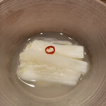 焼肉うしごろ - 水キムチです。本音ベースで、このコースで、唯一イマイチなメニューです。かなりすっぱく、キムチの嫌いな部分が際立った印象です。