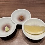 焼肉うしごろ - 塩肉の薬味3点セットです。牛タン用の柚子味噌が珍しいです。