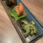 焼肉うしごろ - お通し的なナムル3種盛り。トマトと茄子は美味しいですが、ゴーヤはちょっと苦いです。