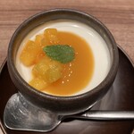 焼肉うしごろ - マンゴーのブランマンジェ。デザートも専門店ばりに美味しいです。