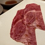 焼肉うしごろ - 最高級ロースです。タレ焼肉の最高峰。