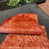焼肉うしごろ 新宿三丁目店 - サーロインの旨辛ダレ。白飯が食べたくなる18番メニューです。端的に最高。