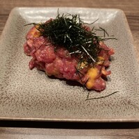 焼肉うしごろ 新宿三丁目店 - 取り分けて刻み海苔をかけてくれます。刻み海苔も美味しいですが、素材の味を上書きするので、海苔はなくてもいいかも。