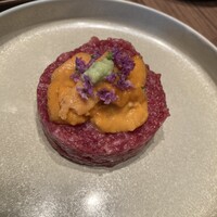 焼肉うしごろ 新宿三丁目店 - ウニと合わせたうしごろユッケです。ウニが新鮮なので、ユッケの旨みをさらに引き出してくれます。