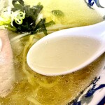 ラーメン浜っ子 - 透明なスープ