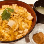 鶏三和 - 香草美水鶏親子丼　¥913