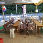 高良山茶屋　望郷亭 - テラス席のベンチとテーブル・・・いい季節になってきました。