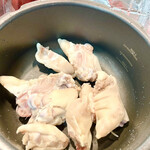 河の家 - 豚足を圧力鍋で煮こみます　byまみこまみこ