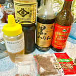 河の家 - はちみつ（吾妻養蜂場）　イゲタボシしょうゆ（塩屋醸造）　黒みりん20年（甘強酒造）　紹興酒　八角　豆豉　byまみこまみこ亭