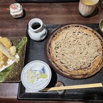 手打そば　まきの - 天ぷら盛り合わせのセット。塩と天つゆと両方付いてきます。