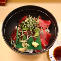おかざき - 鉄火丼(1,000円)
                    冷やし茶碗蒸し･すまし汁付き