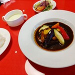 レストラン・オークラ - ビーフシチューのビーフはボリュームたっぷり。お野菜もたくさん