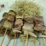 ギョウザとやきとりの又兵衛 - 右から、バラ（２）、かしわ、つくね、とり皮（２）、しそ巻き（２）