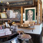 Rit. craft chocolate and coffee - 店内装飾は客に英国ぽくてギャップがあり
                        もしかしたら外観はイングランド系なのかな？
                        チョコレートの各種商品が沢山あります