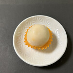 餅匠しづく - 宮古島マンゴー大福(69g)。美味しいマンゴーと白あんと餅。マンゴーの香りには、リラックス効果があるそうです。
