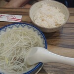 牛たん炭焼 利久  - 麦飯と牛たん入りテールスープ