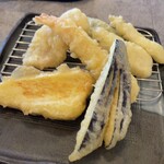 Tempura Kurabu - 1つも食べないうちに 全部揃っちゃった 早い〜
                      追加3品 茄子 さつまいも すずき（すずきは 小さかったから？2個）