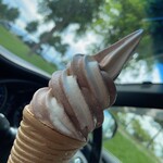 アグリーダック - シングルソフトをクリスピーメープルコーン、ミックス（チョコ バニラ）で