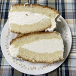 小松パン店 - 運んだ関係でクリームがズレてしまいました。。笑