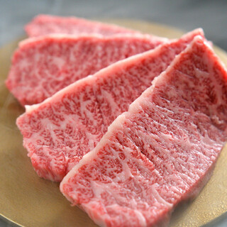 We are proud of our carefully selected A5 rank beef. Luxuriously served in thick slices◎