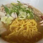 らーめん高橋屋 - 牛ホルモンラーメンの麺をアップで