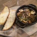 ミートボール食堂 オルオル - ミートボールとマッシュルームのアヒージョ バケット付き