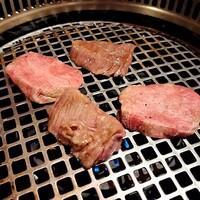 近江うし焼肉 にくTATSU 銀座店 - タンが部厚い