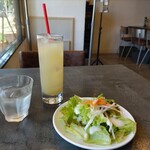 Nikubaru Maruko - サラダ、グレープフルーツジュース