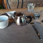 茶室 雨ト音 - 紅茶を注ぐ前。砂時計の砂が落ち切るのを待ちます。