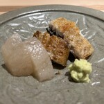 Ryouriyainaya - 海鰻の白焼き　桃の甘酢漬け