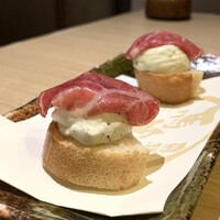 最飛びヒレ家 馬喰一代 名古屋EAST - 飛騨牛生ハムとゴルゴンゾーラムースのブルスケッタ ¥330（お通し）