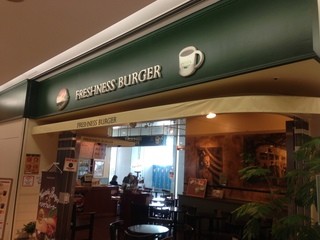 FRESHNESS BURGER - お店の外観　イメージカラーの緑がメインです