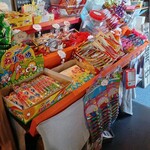 宇都宮 もんじ - 出入口には駄菓子がたくさん。