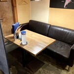 SAKURA BURGER - 店内は広くはないが、狭さを感じる程でもない。1階にはカウンター席は無く、座席はテーブル席のみで構成されている。2階にも座席があるそうだ。